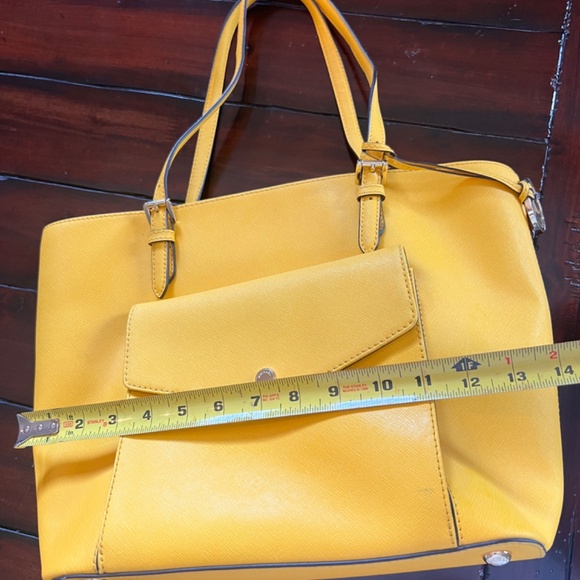 Michael Kors Jet Set Large Leather Pocket Tote Bag - Picture 10 of 12